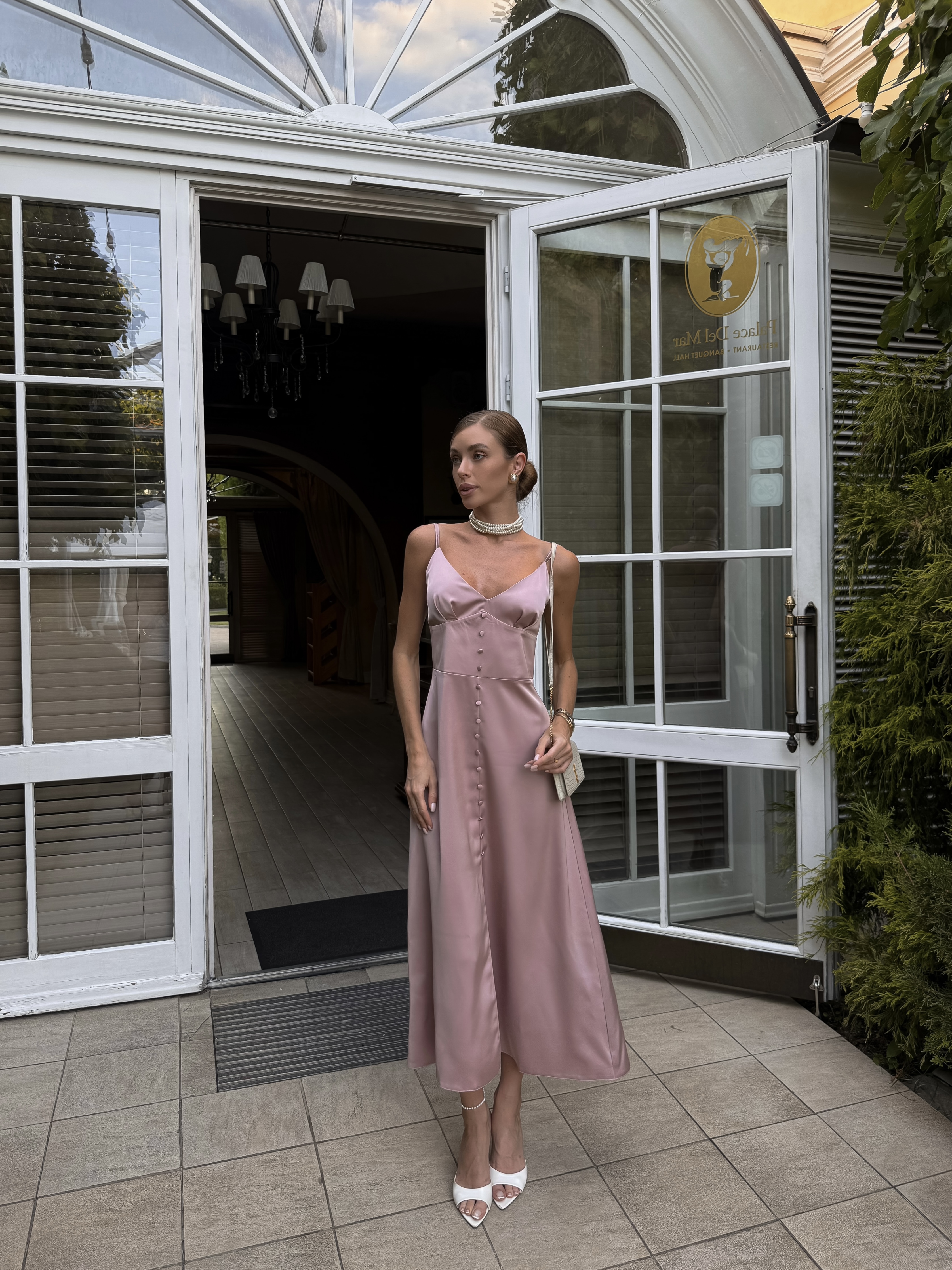 Elegantiška satino efekto midi suknelė