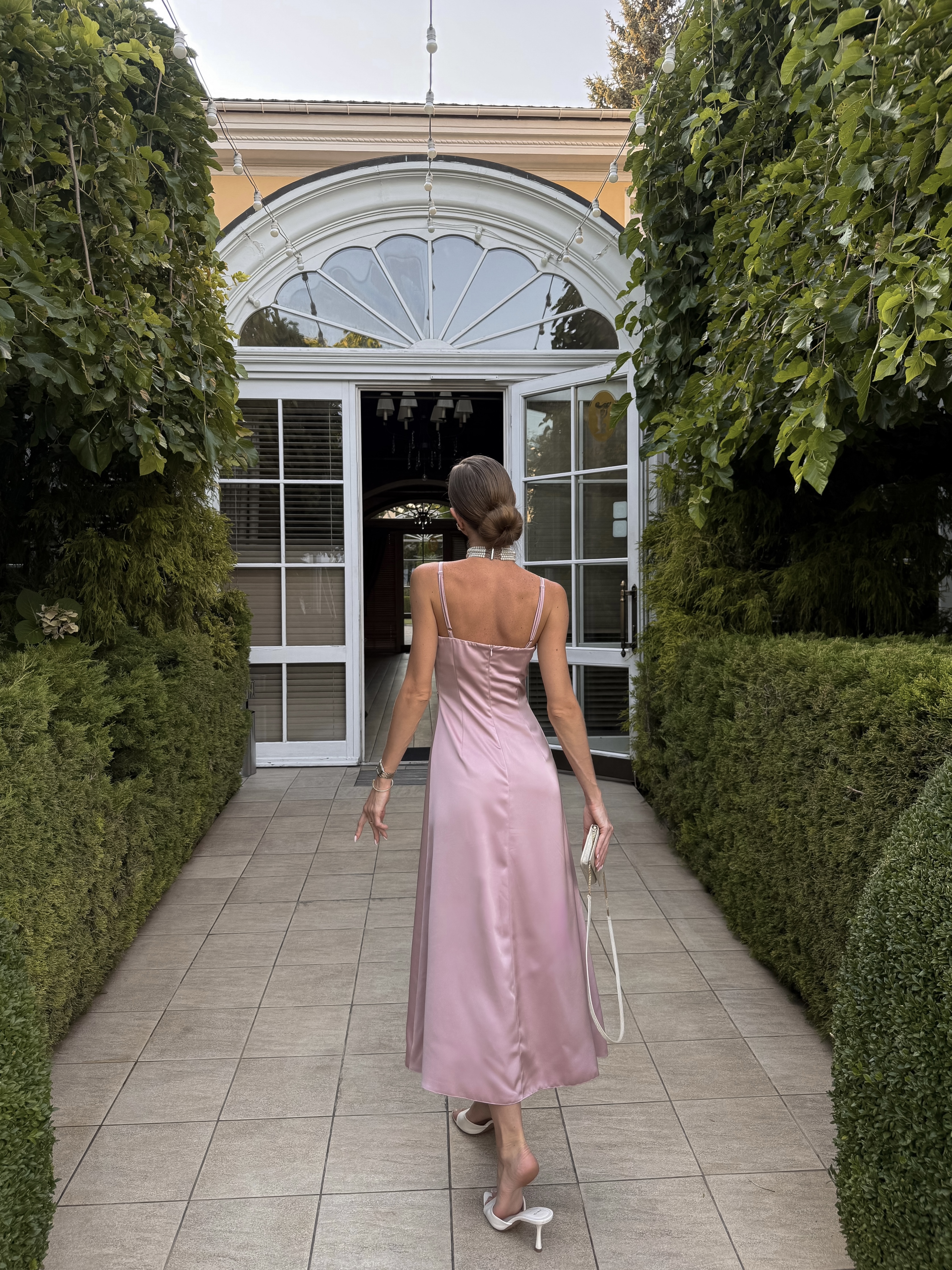 Elegantiška satino efekto midi suknelė