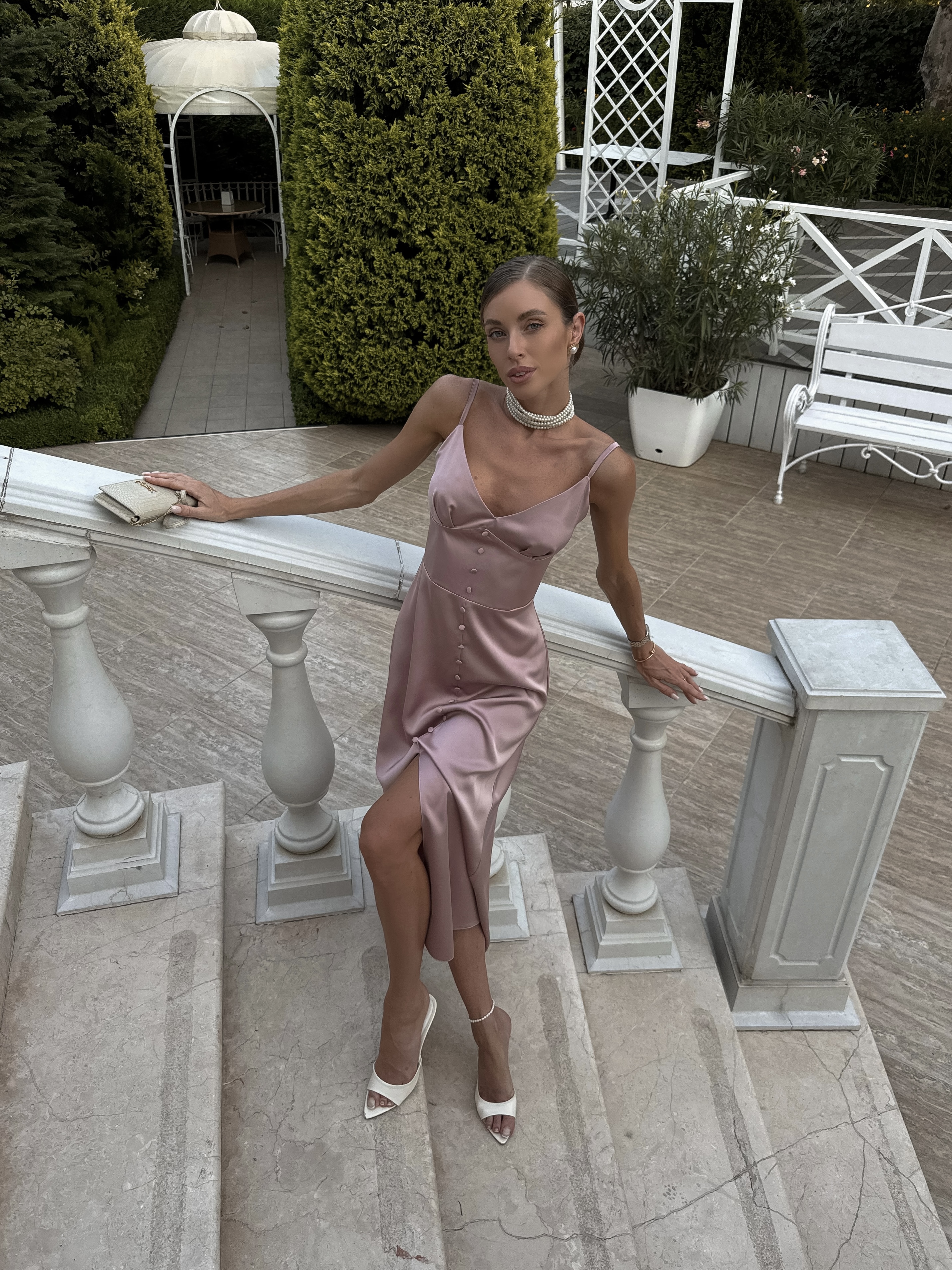 Elegantiška satino efekto midi suknelė