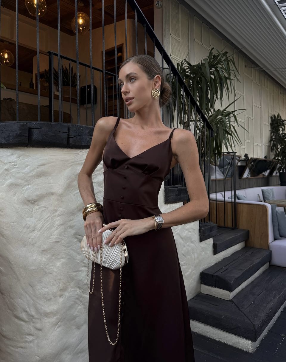 Elegantiška satino efekto midi suknelė