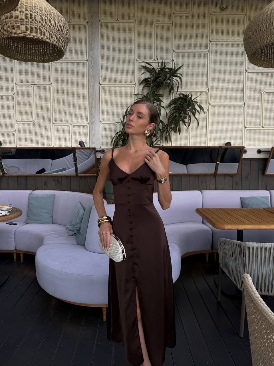 Elegantiška satino efekto midi suknelė
