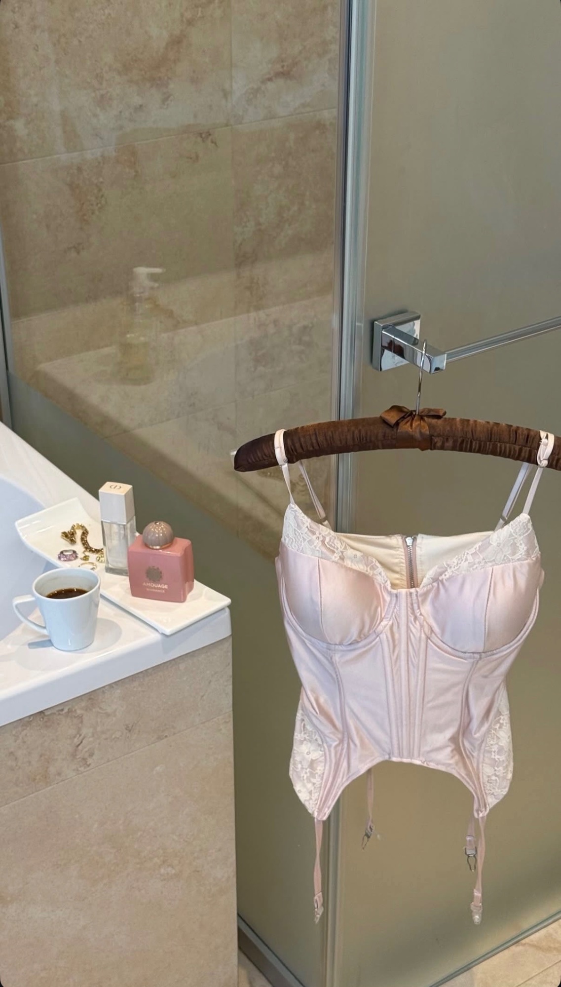 Elegantiškas korsetas su nėrinių detalėmis