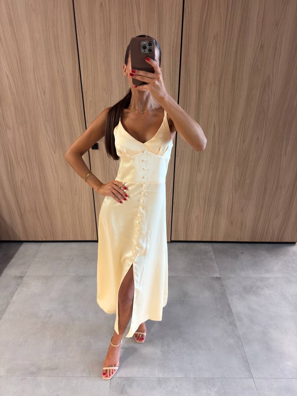Elegantiška satino efekto midi suknelė