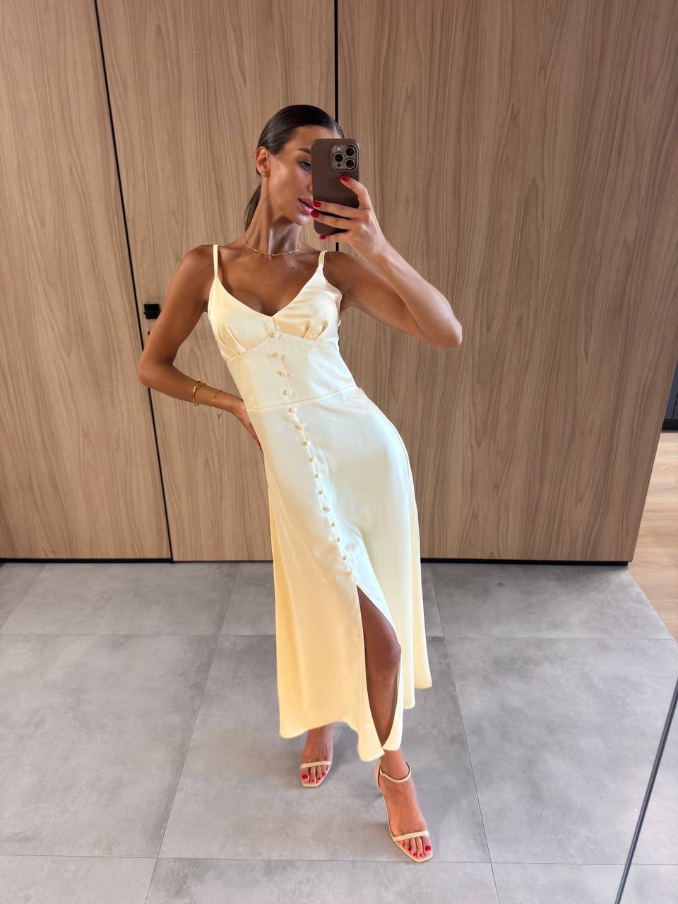 Elegantiška satino efekto midi suknelė
