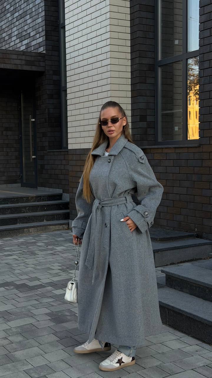 Oversized silueto paltas su išraiškingai pabrėžta talija.